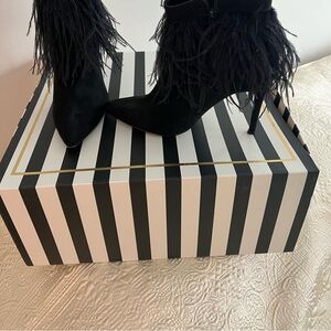 Suede Boots with Festherd